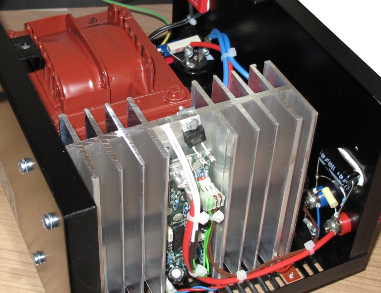 Netzteil_stabilisiert_mit-Kupfertrafo_93-806-00274_N3 Innenansicht des Statron Netzteils Kühlkörper